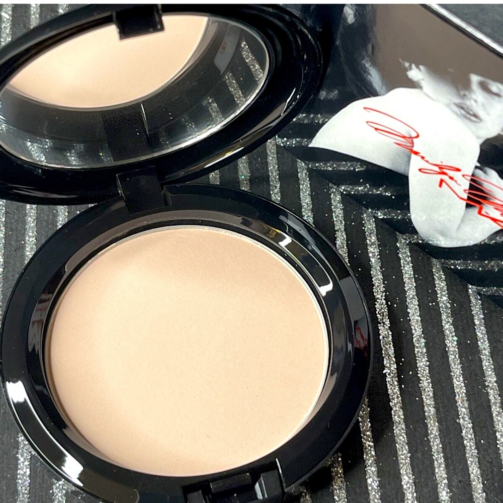 MAC Cosmetics X Marilyn Monroe: Beauty Powder: Limited Edition! ❤️🖤
